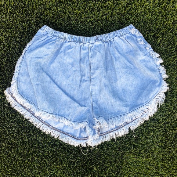 Carmar Pants - High waisted light washed denim fringe shorts